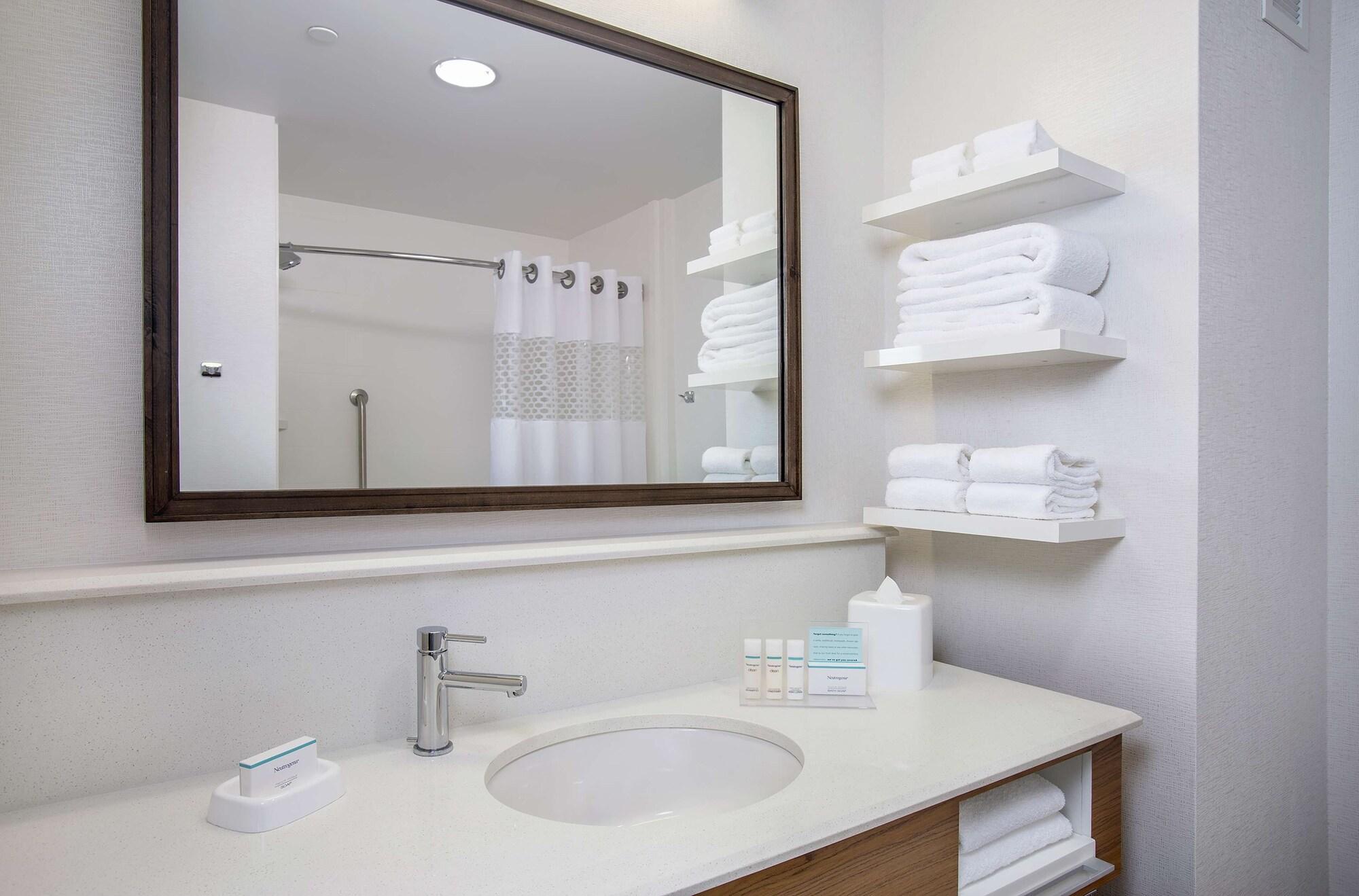 Hampton Inn & Suites Oahu Kapolei - Free Parking - No Resort Fee Extérieur photo